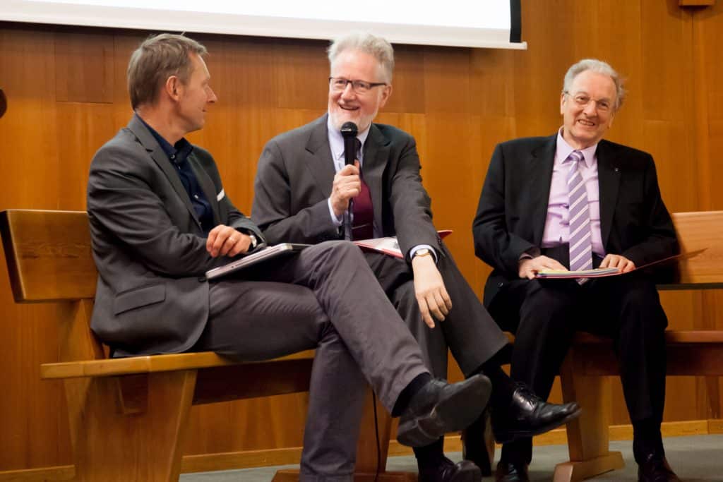 Durant le débat après les conférences (© 2016 AIDLR / Église adventiste).